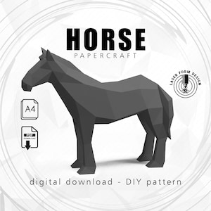 Może przedstawiać: Obraz w skali szarości konia z papieru. Słowo "HORSE" jest wyświetlane pogrubionymi, czarnymi literami nad koniem. Tekst "PAPER CRAFT" znajduje się pod słowem "HORSE". Obraz zawiera również tekst "digital download - DIY pattern".