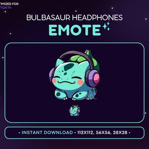 Puede incluir: Un emote digital que muestra un personaje Bulbasaur de color verde azulado con auriculares negros y morados. El texto dice BULBASAUR HEADPHONES EMOTE, OPTIMIZED FOR TWITCH.TV e INSTANT DOWNLOAD 112X112, 56X56, 28X28. El personaje tiene un bulbo verde en la espalda.