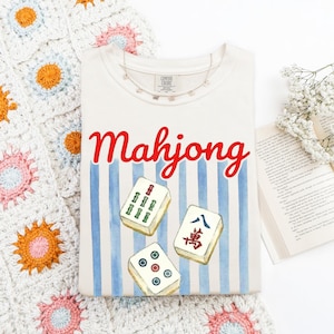 Camiseta del Club de Mahjong, Regalo para Amantes del Mahjong, Mahjong Americano, Camiseta para Noche de Chicas, Conjunto Preppy para Noche de Juegos, Camiseta para Club de Brunch, Camiseta Estilo Costero imagen 4