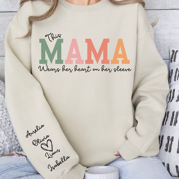 Felpa personalizzata per la mamma con nome del bambino sulla manica Regalo personalizzato per la festa della mamma Regalo per la nuova mamma Questa mamma indossa il suo cuore sulla camicia sulla manica Nana