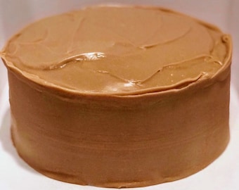 Puede incluir: Un pastel redondo de chocolate cubierto con una capa lisa de glaseado de chocolate.