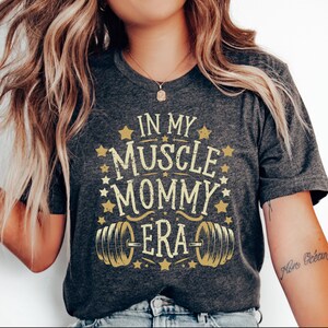 In My Muscle Mommy Era Unisex t-shirt, Muscle Mom Tee, Shirt voor Fit Mom, Mom&#39;s the Lift Tee