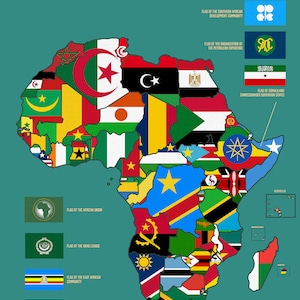 以下が含まれることがあります： 様々な国旗と地域組織の旗で埋め尽くされたアフリカの地図。「FLAGS OF AFRICA」のタイトルが上部に表示されています。アフリカ連合、アラブ連盟、東アフリカ共同体の旗が含まれています。1000kmの縮尺が表示されています。