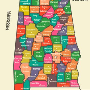 Op de afbeelding: Een kleurrijke kaart van Alabama met alle county's, hun namen en de hoofdplaatsen aangegeven met stippen. De staat grenst aan Tennessee, Georgia, Mississippi en Florida. Een schaal, een vogelillustratie en de tekst Alabama The Yellowhammer State zijn zichtbaar.