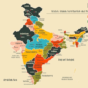 Op de afbeelding: Een kleurrijke kaart van India met het opschrift States, Union Territories and Major Cities en de nationale vlag in de rechterbovenhoek. De kaart toont verschillende staten in aparte kleuren met rode sterren voor grote steden.