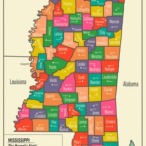 Può includere: Una mappa colorata del Mississippi che mostra 82 contee con nomi e città etichettati. La mappa include la bandiera dello stato, una barra di scala e il testo: MISSISSIPPI, The Magnolia State, 82 Counties, 1 Mississippi. Gli stati confinanti e il Golfo del Messico sono etichettati.