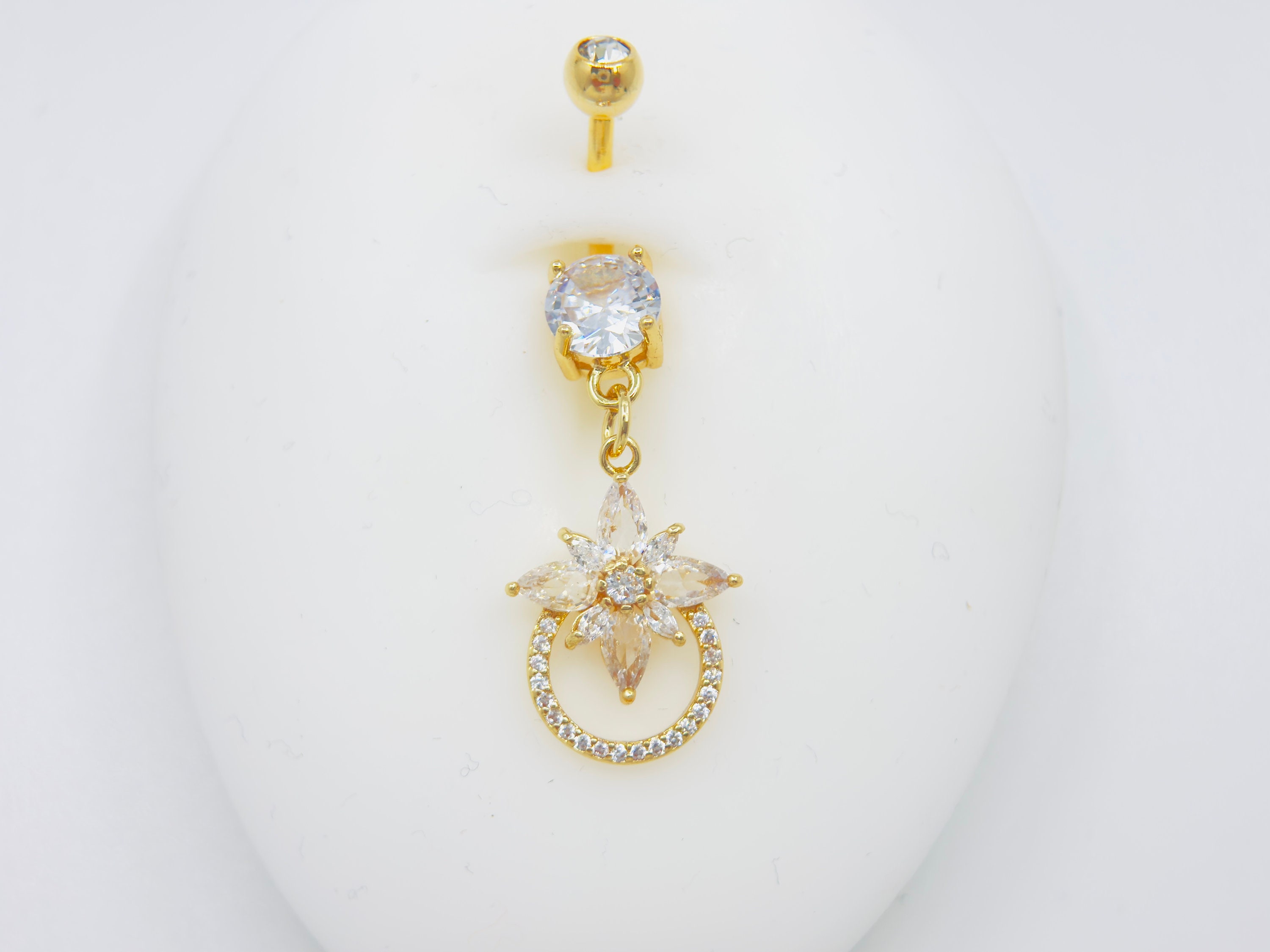 Piercing all'ombelico pendente in oro 14 g, delicato piercing floreale scintillante, gioiello per piercing all'ombelico