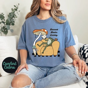 Colori confortevoli, camicia vintage, camicia con libri vietati, società dei libri vietati