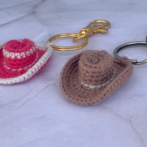 Wzór szydełkowy na brelok do kluczy z kowbojskim kapeluszem Wzór szydełkowy na mini kowbojski kapelusz Wzór szydełkowy na prezent DIY Szybki wzór szydełkowy Łatwy