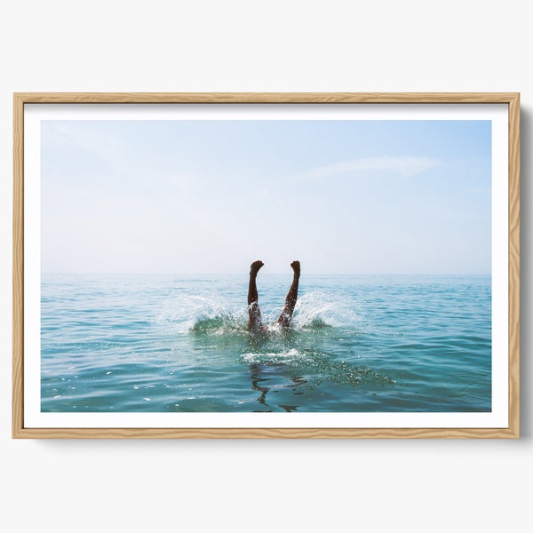 Photographie d'art amusante sur l'océan, appui renversé pour fille de plage, pieds qui sortent de l'eau, art mural estival, décoration d'intérieur côtière