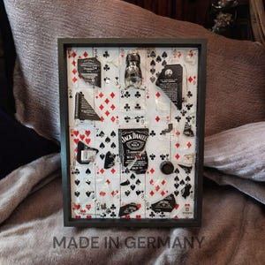 Arte unica in vetro e carte da gioco Jack Daniels - Decorazione da parete per amanti del whisky - Arte incorniciata fatta a mano - Opera d'arte con carte vintage, arte ecologica