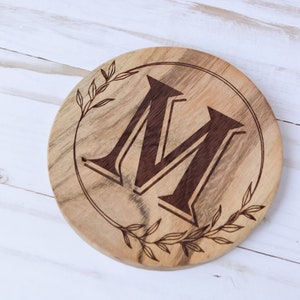 Juego de posavasos de madera personalizado -Letra única - juego de 4