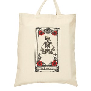 Könnte beinhalten: Eine beige Tragetasche mit einem Design eines Skeletts, das in meditativer Pose mit gekreuzten Beinen sitzt. Das Skelett ist von Blumen umgeben und der Text "The Dispatcher" ist zu sehen.
