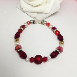 Bracciale fatto a mano con perline di cristallo rosso, romantico bracciale elastico con rubini e perle, distanziatore dorato scintillante, regalo di San Valentino o anniversario per lei
