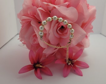 Stunning Elegant Gold Chain Bracelet Adorned with Faux Pearls and Stylish Jewelry Piece for Sophisticated Jewelry Lovers