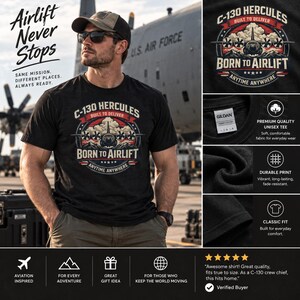 Puede incluir: Una camiseta negra de manga corta con un estampado gráfico de un avión C-130 Hercules y el texto C-130 HERCULES BUILT TO DELIVER BORN TO AIRLIFT ANYTIME ANYWHERE. El diseño incluye detalles en rojo, blanco y azul con imágenes de montañas.