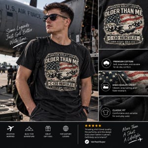 Könnte beinhalten: Ein schwarzes T-Shirt mit einem Grafikdruck eines C-130 Hercules Flugzeugs, das über einer amerikanischen Flagge abgebildet ist. Der Text lautet: American Airlift Legend, Older Than Me, C-130 Hercules, Born To Haul Since 1956. Das T-Shirt hat einen Rundhalsausschnitt.