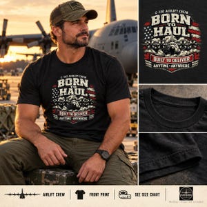 Puede incluir: Una camiseta negra de manga corta con un estampado gráfico de un avión C-130 y el texto C-130 AIRLIFT CREW BORN TO HAUL BUILT TO DELIVER ANYTIME ANYWHERE. El diseño incluye un fondo de bandera estadounidense estilizada y detalles de hélices.