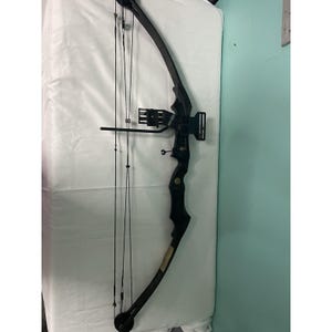 Può includere: Arco compound nero con mirino, stabilizzatore e rest per frecce. L'arco presenta un design curvo e un'impugnatura con un accento dorato. La corda dell'arco e i cavi sono neri. Progettato per il tiro al bersaglio o la caccia.