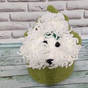 Perro de peluche en un transportín