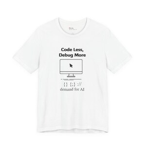 Maglietta per sviluppatori di intelligenza artificiale, maglietta "Codice meno, debug di più", maglietta umoristica per programmatori, regalo per ingegneri del software, abbigliamento tecnico per la codifica immagine 2