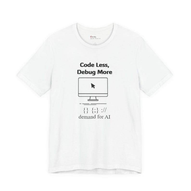 Maglietta per sviluppatori di intelligenza artificiale, maglietta "Codice meno, debug di più", maglietta umoristica per programmatori, regalo per ingegneri del software, abbigliamento tecnico per la codifica immagine 2