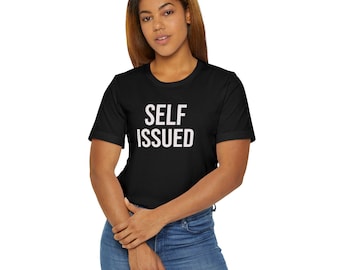 Camiseta autoeditada, camiseta de empoderamiento de la identidad, camiseta minimalista motivacional, prenda unisex con mensaje de confianza.