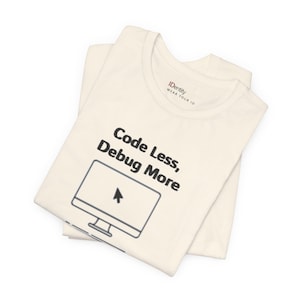 KI Programmierer Shirt, Code Weniger Debug Mehr T-Shirt, Programmierer Humor T-Shirt, Software Programmierer Geschenk, Coding Tech Bekleidung