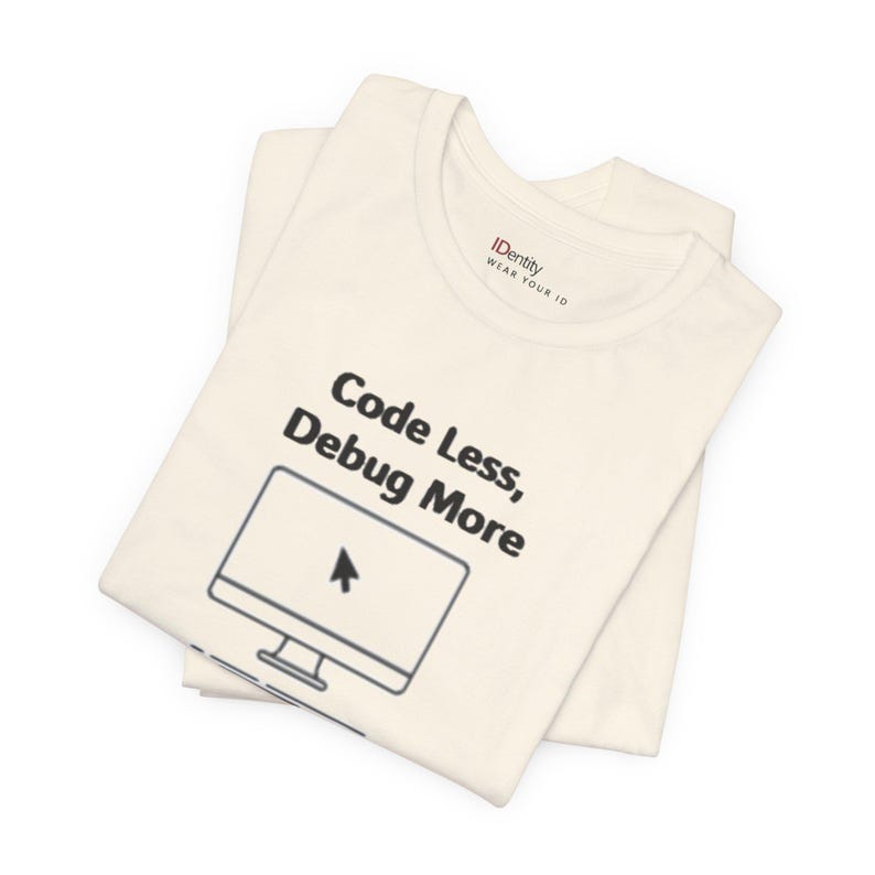 Maglietta per sviluppatori di intelligenza artificiale, maglietta "Codice meno, debug di più", maglietta umoristica per programmatori, regalo per ingegneri del software, abbigliamento tecnico per la codifica immagine 1