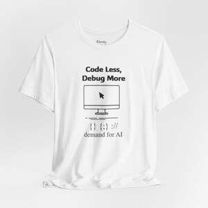 Maglietta per sviluppatori di intelligenza artificiale, maglietta "Codice meno, debug di più", maglietta umoristica per programmatori, regalo per ingegneri del software, abbigliamento tecnico per la codifica immagine 5