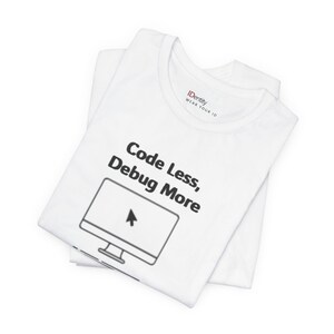 Maglietta per sviluppatori di intelligenza artificiale, maglietta "Codice meno, debug di più", maglietta umoristica per programmatori, regalo per ingegneri del software, abbigliamento tecnico per la codifica immagine 4