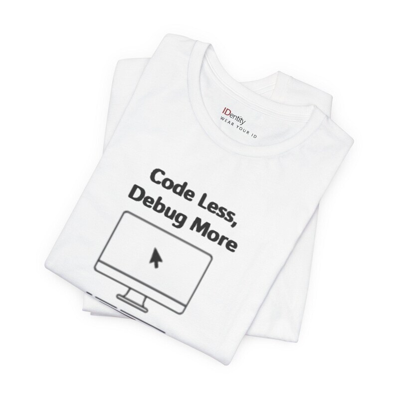 Maglietta per sviluppatori di intelligenza artificiale, maglietta "Codice meno, debug di più", maglietta umoristica per programmatori, regalo per ingegneri del software, abbigliamento tecnico per la codifica immagine 4