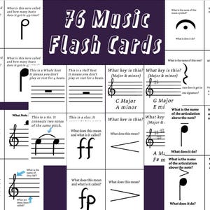 以下が含まれることがあります： 音楽理論を学ぶための76枚のフラッシュカードセット。カードには、さまざまな音楽記号、音符、休符、調号が記載されています。カードは白紙に黒インクで印刷されています。