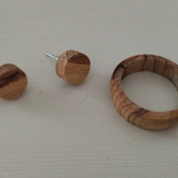 Ring und Ohrringe aus Olivenholz
