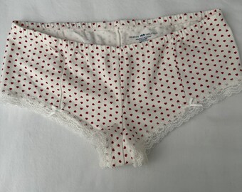 Brandy Melville pantalones cortos con cordones en forma de corazón rojo