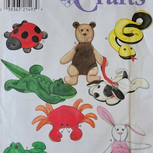 Puede incluir: Un patrón de costura Simplicity Crafts para hacer ocho juguetes de peluche. El patrón incluye una mariquita, un oso, una serpiente, un cocodrilo, un cangrejo, un conejito, una rana y un perro. El número del patrón es 8091.