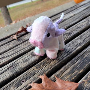 Petite vache pastel en peluche remplie de granulés de poly
