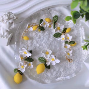 Conjunto de joias de flor de limão - brincos e pulseira de argila de polímero com flor branca e folha verde - joias de frutas fofas para o verão