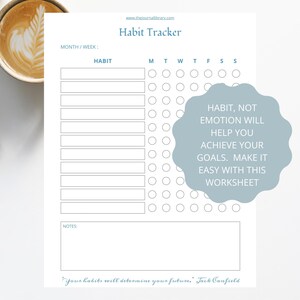 Könnte beinhalten: Ein weißes Habit Tracker-Arbeitsblatt mit hellblauem Header und Text. Das Arbeitsblatt enthält Abschnitte zum Verfolgen von Gewohnheiten, Wochentagen und Notizen. Eine hellblaue Sprechblase enthält den Text: "Gewohnheit, nicht Emotion, hilft Ihnen, Ihre Ziele zu erreichen."