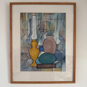 Peut inclure: Peinture abstraite de nature morte dans un cadre en bois. L'œuvre présente une lampe jaune, un vase rose et des formes ovales bleues et vertes. Le fond a un motif géométrique avec des tons bleus, gris et beiges.