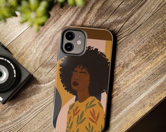 Puede incluir: Una funda de teléfono con una ilustración de una mujer de piel oscura y un gran afro. La mujer lleva un jersey amarillo con un estampado de hojas. El fondo tiene formas abstractas en tonos marrón, rosa y amarillo.