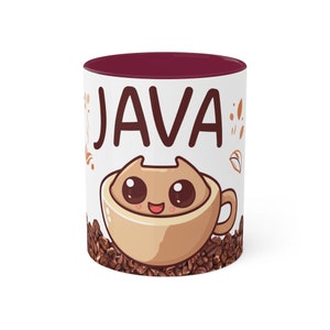 以下が含まれることがあります： マロン色の縁取りのある白いセラミックマグカップ。マグカップには、コーヒーカップの中に漫画の猫の顔が描かれており、その上に「JAVA」という文字が印刷されています。マグカップは、茶色のコーヒー豆で囲まれています。
