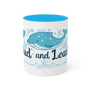 Puede incluir: Taza de cerámica blanca con un borde azul y una ilustración de una ballena azul. La taza tiene el texto "Whale and Load" impreso en ella.
