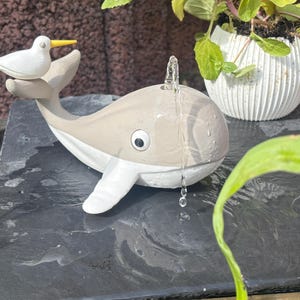 Wal „Willy“ als Solarbrunnen Wasserspeier | Gartendeko mit Wasserspiel | Wal mit Möwe | Dekoration für Teich, Terrasse & Garten