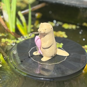 Otter Oksar with fish mini attachment for round solar fountain – 3D printed seal water feature for pond, garden fountain & solar pump