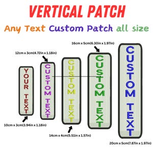 Może przedstawiać: Pięć pionowych haftowanych naszywek w różnych rozmiarach i z tekstem. Naszywki są białe z zieloną, żółtą, niebieską lub fioletową obwódką. Tekst na naszywkach brzmi "YOUR TEXT", "CUSTOM TEXT", "CUSTOM TEXT", "CUSTOM TEXT" i "CUSTOM TEXT". Naszywki są dostępne w rozmiarach 10cm x 3cm, 12cm x 3cm, 14cm x 4cm, 16cm x 5cm i 20cm x 5cm.