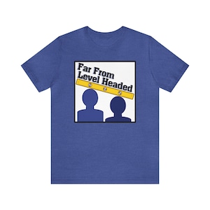 Puede incluir: Una camiseta azul con un gráfico cuadrado blanco que dice "Far From Level Headed" con una nivel amarilla encima de dos siluetas azules de cabezas.