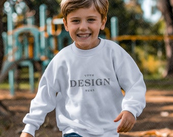 Sweat-shirt Gildan 18000 pour enfant | Ras du cou blanc | Maquettes pour enfants | Sweat-shirt surdimensionné | Téléchargement numérique | Maquette d'extérieur | Pull enfant