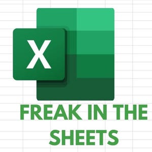 以下が含まれることがあります： 緑と白のエクセルのロゴ。緑色のテキストで「FREAK IN THE SHEETS」と書かれています。背景は、スプレッドシートやデータ整理によく使われるグリッドパターンです。
