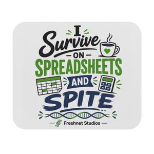 Puede incluir: Una alfombrilla de ratón rectangular blanca con el texto I Survive on Spreadsheets and Spite en azul oscuro y verde. El diseño incluye una taza de café con un corazón verde, una cuadrícula de hoja de cálculo, una calculadora y una cadena de ADN con Freshnet Studios.